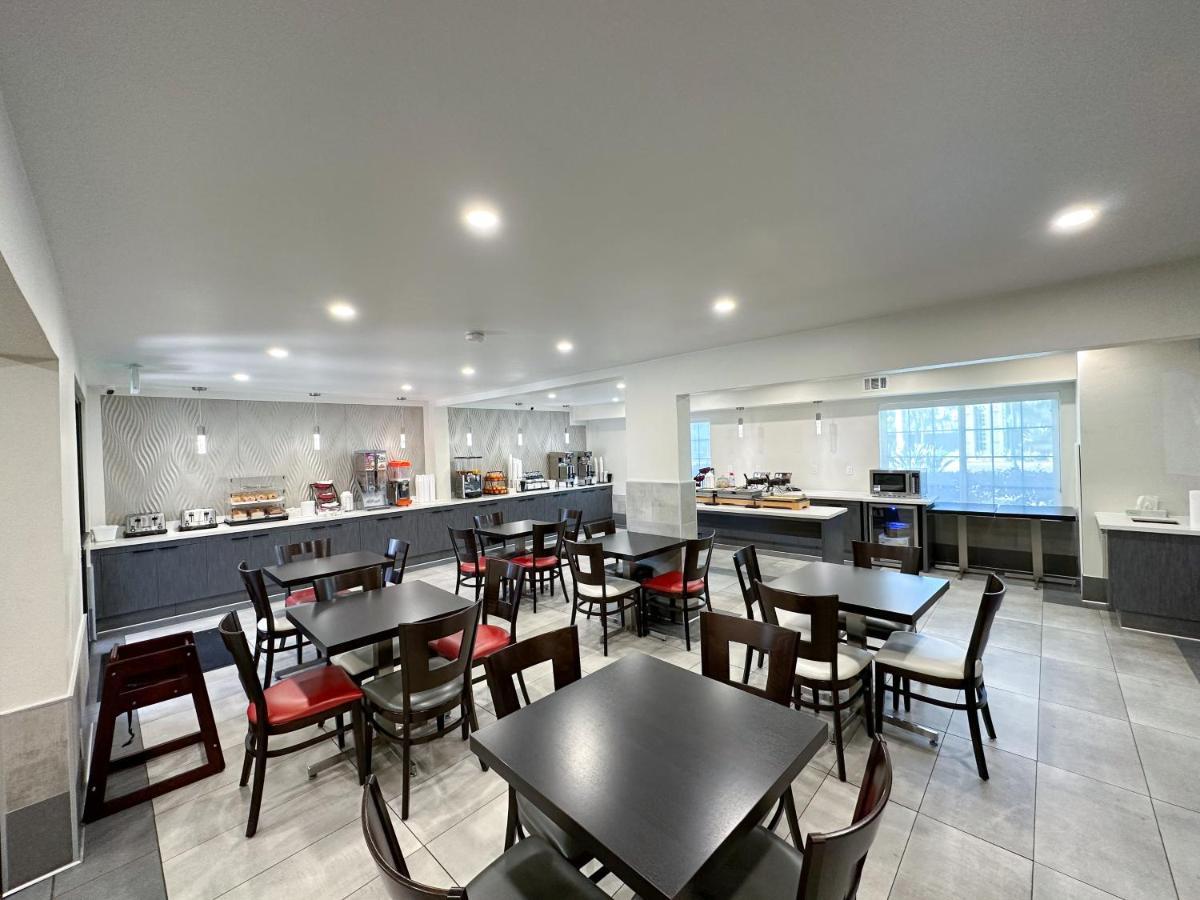 Hotel Ramada By Wyndham Convention Center 2*
