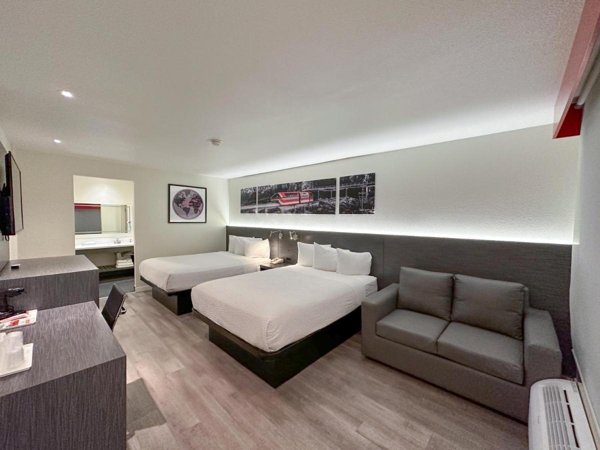 Hotel Ramada By Wyndham Convention Center 2*