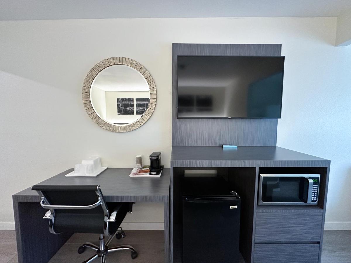 Ramada By Wyndham Convention Center Hotel